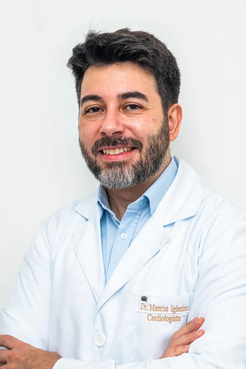 Dr. Marcus Vinicius Iglesias, cardiologista, sorrindo de jaleco