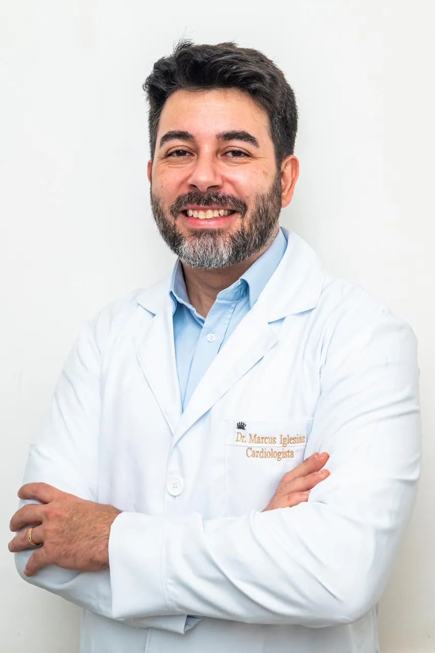 Dr. Marcus Vinicius Iglesias, cardiologista, de jaleco e braços cruzados